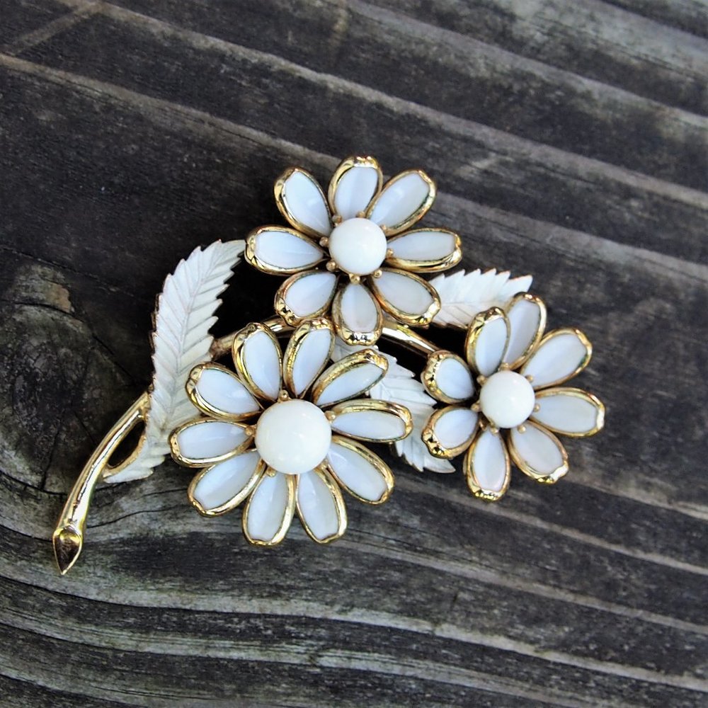 1949 Trifari Woodland Fantasies Milk Glass Brooch - Picture 2 of 7